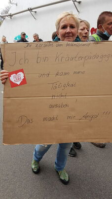 Frau mit großem Plakat aus Karton