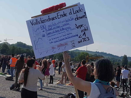 Frau mit weißem Schild und klaren Ansagen