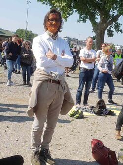 Ein Mann mit bemaltem Gesicht