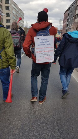 Männer mit roten Tröten