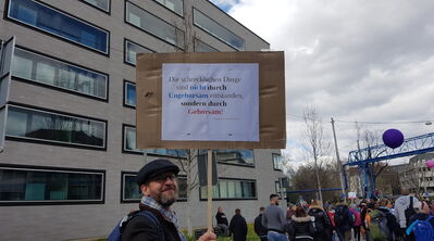 Mann mit Plakat-Tafel