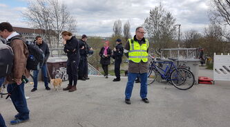 Ordnungshüter der Demonstranten - Polizei im Gespräch und aufmerksamer Ordner