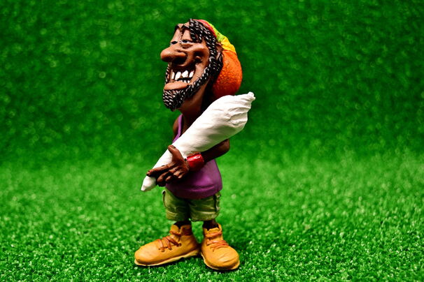 Karikatur: Ein Männchen mit bunter Mütze, Vollbart, riesen lederne "Meilenstiefel" mit eier überdimensionalen Tüte. *grinst frech*