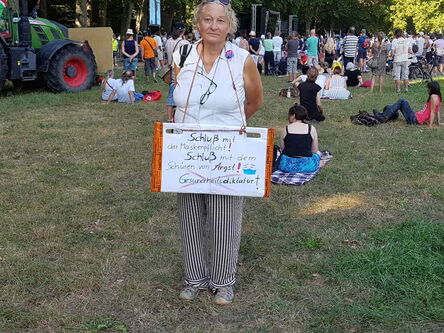 Frau mit großem Schild um den Hals