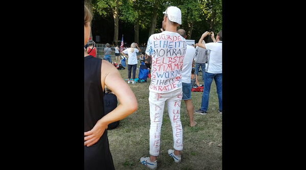 Mann mit weißer beschrifteter Kleidung.