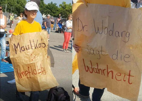 Eine Frau im gelben Shirt - in braunes Papier gehüllt, Vorder- und Rückseite beschriftet