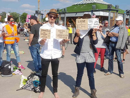 Zwei junge Leute mit Botschaften