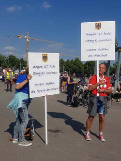 Zwei Demonstranten mit weißen Schildern: Ihre Meinungen ...
