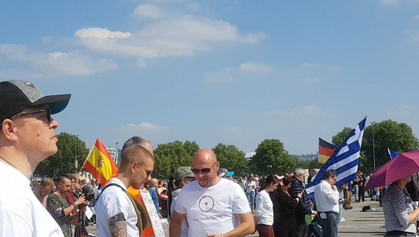 Demonstranten mit unterschiedlichen Flaggen