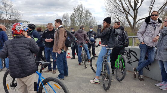 Radfahrer wie Fußgänger mit Polizeischutz