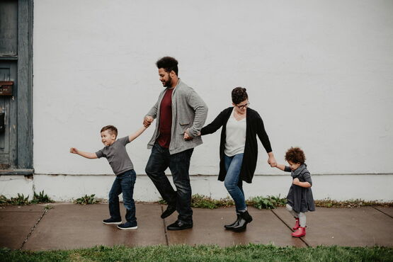 Family of for walking at the street - Ein Elternpaar - Sohn zieht voraus, Tochter "hinkt" hinterher.