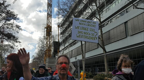 Mr. Rednose winkend mit Plakat