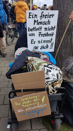 Karren mit Plakaten und Gepäck