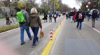 Querdenken Demo - Menschen laufen bei Vollsperrung auf der Nackartalstraße