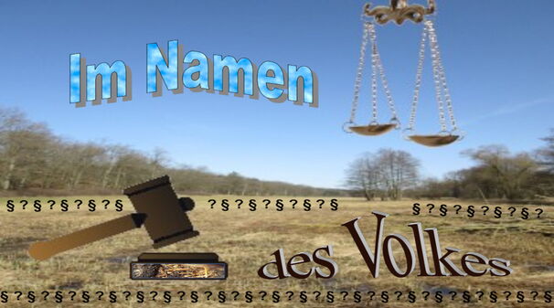 Collage - Richterhammer, Waage, Paragrafzeichen. Text ‚Im Namen des Volkes‘ vor Landschaftshintergrund.