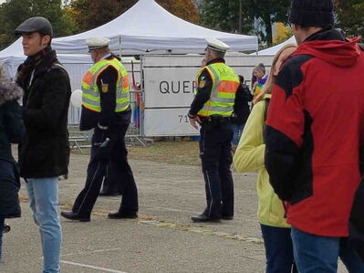 Zwei Polizisten in gelb-gestreiften Westen