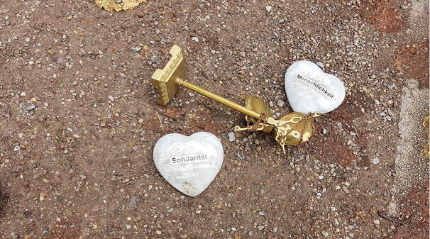 Eine Waage bestehend aus zwei weißen Herzen --  Boden geworften.