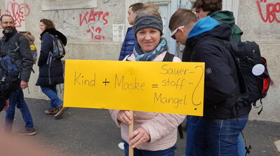 Frau mit gelbem Schild