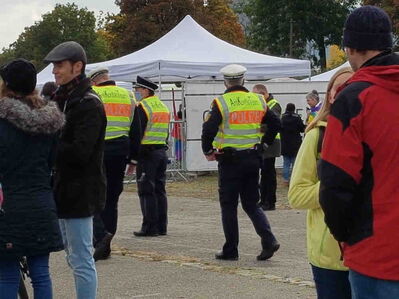 Polizei zwischen den Demonstrierenden vor dem Querdenken-Zelt